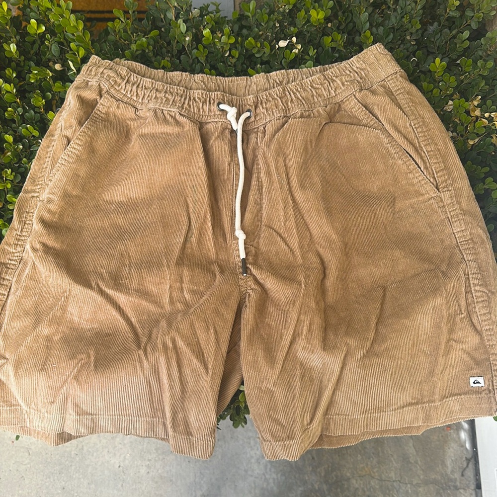 Mens quicksilver courderoy shorts MEDIUM. Retro, so cute